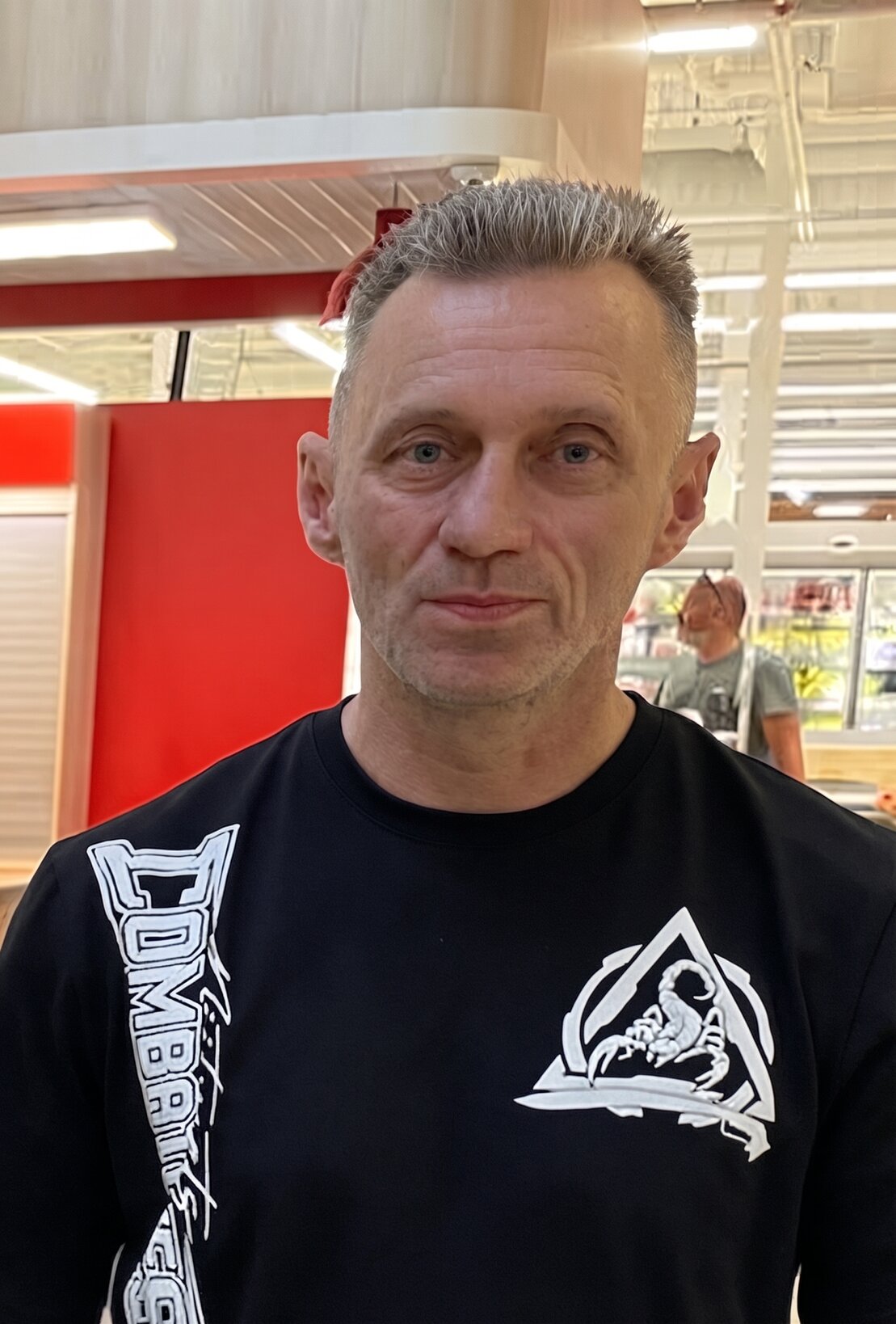 Treener juhendab sparringut matil